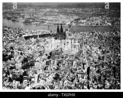 Kölner Dom steht inmitten der Ruinen der Stadt groß nach alliierten Bombenangriffen, 1944 Stockfoto