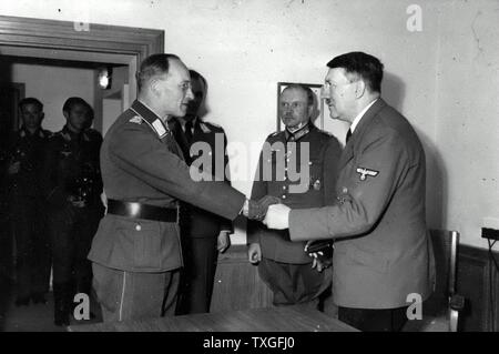 Adolf Hitler vergibt das Eiserne Kreuz an Generalleutnant Rainer Stahel, Kommandant der Festung in Vilnius 1944 Stockfoto