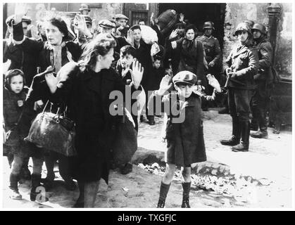 Holocaust; Zweiter Weltkrieg: Warschauer Juden unter Androhung von Waffengewalt. SS-Truppen blicken auf. Warschauer Ghetto 1943. Stockfoto