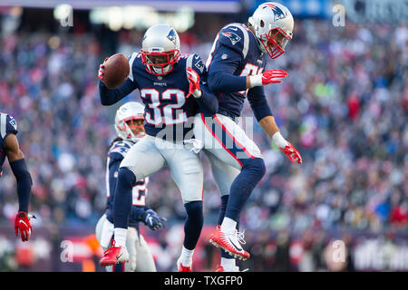 New England Patriots Defensive zurück Devin McCourty (32) und Defensive End John Simon (55), feiert eine Fumble Recovery durch McCourty im zweiten Viertel gegen die New York Jets am Gillette Stadium in Foxborough, Massachusetts am 30. Dezember 2018. Die Patrioten besiegten die Jets 38-3. Foto von Matthew Healey/UPI Stockfoto