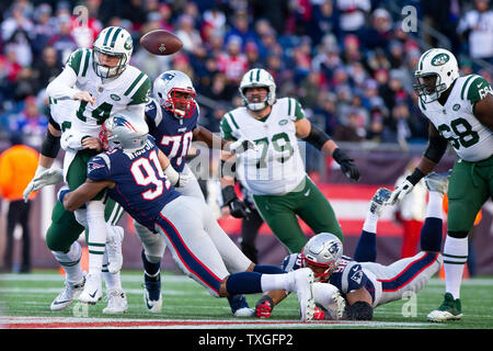 New England Patriots defensive Ende Deatrich Klug (91) und defensive Adam Butler angehen (70) Tritt ein Fumble von New York Jets quarterback Sam Darnold (14) Im dritten Quartal am Gillette Stadium in Foxborough, Massachusetts am 30. Dezember 2018. Die Patrioten besiegten die Jets 38-3. Foto von Matthew Healey/UPI Stockfoto