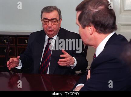 Russische Jewgeni Primakow mit US-Verteidigungsminister William Cohen 1997. Yevgeny Maksimovich Primakow 1929 – 2015 war ein russischer Politiker und Diplomat, der Premierminister von Russland von 1998 bis 1999 war Stockfoto