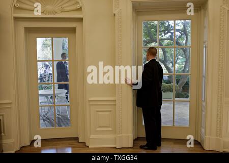 Secret Service-Agent im Oval Office zum Öffnen der Tür für die Annäherung an Präsident Barack Obama bereit. Stockfoto