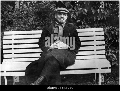 Vladimir Lenin sitzen auf einer Bank in seinem Garten in seinem Haus Stockfoto