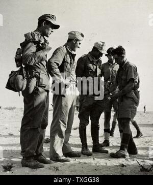 Deutschen Kriegsgefangenen nach gefangen südlich von El Alamein durchsucht wird, sie waren Mitglieder der deutschen Riss Division, 90. Licht div., und trugen das Armband das Afrikakorps Stockfoto