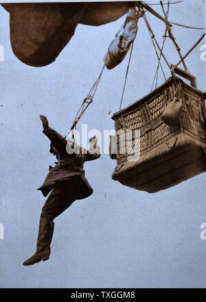 Deutsche Flieger springt mit einem Fallschirm, aus seinem Luftschiff dahinter ist durch feindliche Flugzeuge im ersten Weltkrieg eine 1917 angegriffen Stockfoto