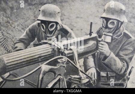 Ersten Weltkrieg: deutsche Soldaten in Gasmasken verwenden ein Maschinengewehr, Frankreich 1915 Stockfoto