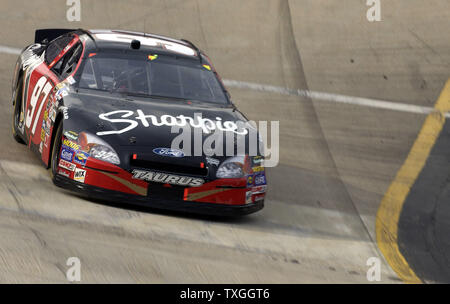 Kurt Busch gewinnt das Food City 500 in Bristol, Tennessee am 28. März 2004. (UPI Foto/Rechnung Gutweiler) Stockfoto