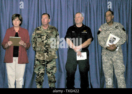 Louisiana reg. Kathleen Blanco (L-R), Allgemeine Arnceno, LA National Guard, Vice Adm. Thad Allen, Direktor des FEMA-Field Operations, und Generalleutnant Russell Honore, Kommandant der Feldeinsätze halten eine gemeinsame Pressekonferenz in Baton Rouge, LA am 22. September 2005 zu den Bewohnern von Lake Charles und südlichen Louisiana warnen zu evakuieren, bevor Hurrikan Rita landfall macht. (UPI Foto/James Terry III) Stockfoto