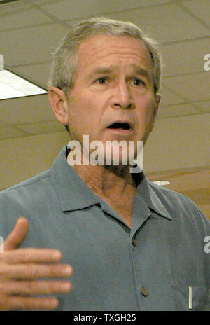 Präsident George Bush spricht mit FEMA Arbeiter beim Besuch der FEMA-Büros in Baton Rouge, LA, am 25. September 2005. Bush besucht die FEMA Field Office am Tag nach dem Hurrikan Rita machten Landfall. (UPI Foto/James Terry III) Stockfoto