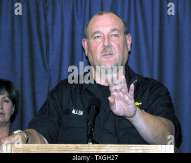 Vice Adm. Thad Allen, Direktor des FEMA-Field Operations, spricht auf einer Pressekonferenz in Baton Rouge, LA am 22. September 2005 zu den Bewohnern von Lake Charles und südlichen Louisiana warnen zu evakuieren, bevor Hurrikan Rita landfall macht. (UPI Foto/James Terry III) Stockfoto