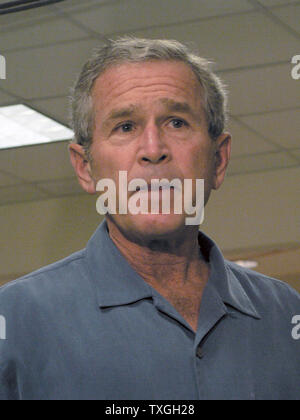 Präsident George Bush spricht mit FEMA Arbeiter beim Besuch der FEMA-Büros in Baton Rouge, LA, am 25. September 2005. Bush besucht die FEMA Field Office am Tag nach dem Hurrikan Rita machten Landfall. (UPI Foto/James Terry III) Stockfoto