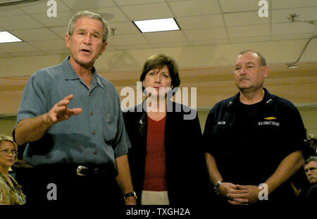 Präsident George Bush spricht vor Louisiam Reg Kathleen Blanco und des FEMA Thad Allen beim Besuch der FEMA-Büros in Baton Rouge, LA, am 25. September 2005. Bush besucht die FEMA Field Office am Tag nach dem Hurrikan Rita machten Landfall. (UPI Foto/James Terry III) Stockfoto