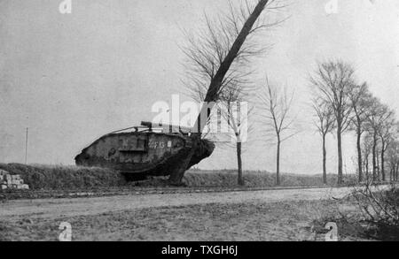 Britischer Panzer zerstört einen Baum auf dem Weg zur Schlacht von Cambrai, während Weltkrieges einer 1917. Die Schlacht von Cambrai war eine britische militärische Offensive, die Beteiligten der ersten erfolgreichen Anwendung von Panzern und Waffen kombiniert. Stockfoto