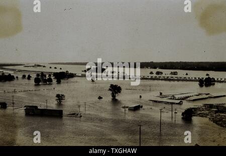 Foto von The Great Mississippi River-Flut im Zelt-Camp von Flüchtlingen am Fluss Deich. Datiert 1927 Stockfoto