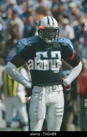 Tennessee Titans linebacker Keith Bulluck wartet, gegen die Indianapolis Colts während einer NFL Football Spiel am Sonntag, Oktober 2, 2005 um das Kolosseum in Nashville, TN zu spielen. Tennessee verloren 31-10, 1-3 auf der Jahreszeit. (UPI Foto/Billy Suratt) Stockfoto