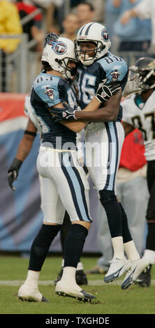 Tennessee Titans rookie wide receiver Roydell Williams (86) feiert einen Touchdown mit wide receiver Drew Bennett (83) mit nur 18 Sekunden verbleiben in einem NFL Football Spiel gegen die Jacksonville Jaguars am Sonntag, 20. November 2005 im Kolosseum in Nashville, TN. Die TD und erfolgreiche PAT waren zu wenig, zu spät, wie Tennessee verloren 31-28. (UPI Foto/Billy Suratt) Stockfoto