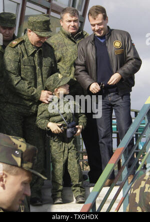 Der russische Präsident Dmitri Medwedew (R) durch Verteidigungsminister Anatolij Serdjukow (C) gehen Sie mit dem weißrussischen Präsidenten Alexander Lukaschenko und sein fünfjähriger Sohn Nikolai in der letzten Phase der Zapad-2009 (West 2009) Russian-Belarus gemeinsame militärische Übungen an Obuz-Lesnovsky Training Strecke in der Nähe von Brest im Westen Belarus am 29. September 2009 begleitet. UPI/Anatoli Zhdanov Stockfoto