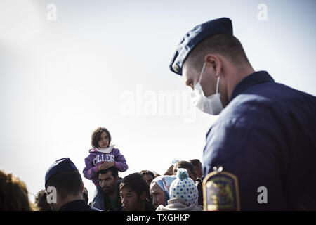 Flüchtlinge und Migranten warten auf Bussen in der Nähe von der Grenze mit Serbien in Roszke, Ungarn am 8. September 2015. Sie werden in eine Registrierung Camp, bevor sie ihre Reise in Richtung Deutschland übertragen werden. Foto von Achilleas Zavallis/UPI Stockfoto