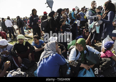 Flüchtlinge und Migranten warten auf Bussen in der Nähe von der Grenze mit Serbien in Roszke, Ungarn am 8. September 2015. Sie werden in eine Registrierung Camp, bevor sie ihre Reise in Richtung Deutschland übertragen werden. Foto von Achilleas Zavallis/UPI Stockfoto