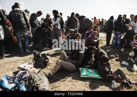 Flüchtlinge und Migranten warten auf Bussen in der Nähe von der Grenze mit Serbien in Roszke, Ungarn am 8. September 2015. Sie werden in eine Registrierung Camp, bevor sie ihre Reise in Richtung Deutschland übertragen werden. Foto von Achilleas Zavallis/UPI Stockfoto