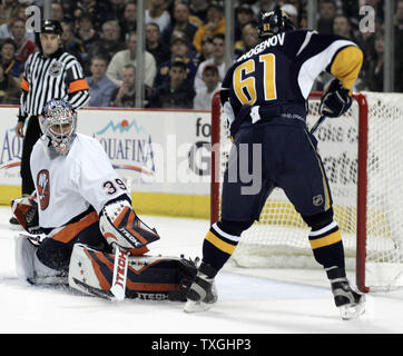 New York Islanders Torhüter Rick DiPietro (39) Macht ein Pad speichern und hält Buffalo Sabres rechten Flügel Maxim Afinogenov (61) von riefenbildung an der Erholung in der zweiten Periode an der HSBC Arena in Buffalo, New York am 14. April 2007. Die Inselbewohner besiegt Buffalo 3-2 noch die Serie, einem Spiel pro stück. (UPI Foto/Jerome Davis) Stockfoto