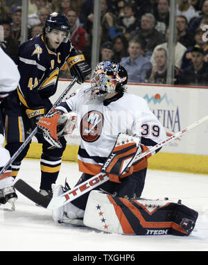 New York Islanders Torhüter Rick DiPietro (39) Macht ein Handschuh speichern als Buffalo Sabres center Daniel Briere (48) sieht für eine Erholung in der zweiten Periode an der HSBC Arena in Buffalo, New York am 14. April 2007. Die Inselbewohner besiegt Buffalo 3-2 noch die Serie, einem Spiel pro stück. (UPI Foto/Jerome Davis) Stockfoto