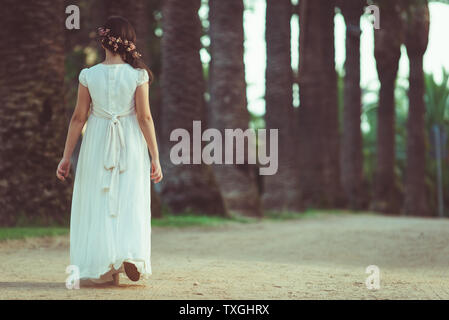 Schöne Mädchen in weißem Kleid wandern in Park Stockfoto