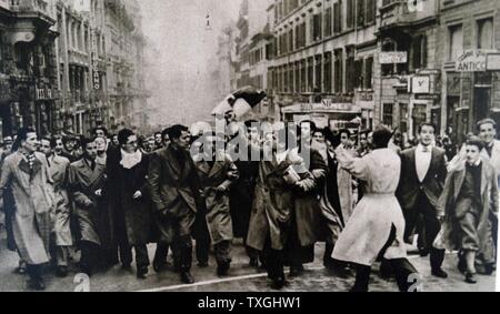 Fotodruck von Studenten Ausschreitungen gegen Gian Galeazzo Ciano, 2. Graf von Cortellazzo und Buccari (1903-1944) Minister für auswärtige Angelegenheiten des faschistischen Italien. Vom 20. Jahrhundert Stockfoto