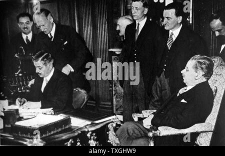 Russische Botschafter Potemkin unterzeichnet Vertrag mit französischer Premierminister Pierre Laval, 1935 Stockfoto