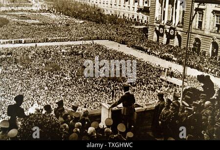 Fotodruck von Adolf Hitler (1889-1945) ein deutscher Politiker der Führer der NSDAP war, Bundeskanzler der Bundesrepublik Deutschland und Führer von Nazideutschland, während einer Kundgebung in Deutschland sprechen. Vom 20. Jahrhundert. Stockfoto