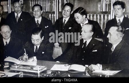 Fotoabzug des japanischen Botschafters Kintomo Mushanokoji und Minister für auswärtige Angelegenheiten von Nazi-Deutschland Joachim von Ribbentrop unterzeichnen der Anti-Komintern-Pakt. Vom 20. Jahrhundert Stockfoto