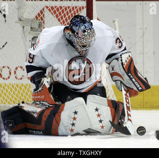 New York Islanders Torhüter Rick DiPietro macht einen Stick speichern gegen die Buffalo Sabres in der zweiten Periode von Spiel 5 der NHL Eastern Conference Viertelfinale in der HSBC Arena in Buffalo, New York am 20. April 2007. Buffalo besiegt New York 4-3 der Serie 4-1 zu gewinnen. (UPI Foto/Jerome Davis) Stockfoto