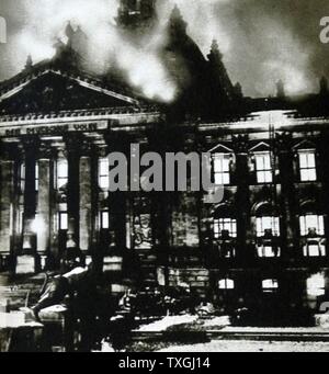 Fotoabzug des Reichstagsgebäudes in Brand, festgelegten niederländischen Rates Kommunist Marinus van der Lubbe (1909-1934). Vom 20. Jahrhundert Stockfoto