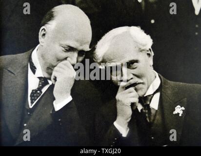 Fotoabzug des ehemaligen Premierminister von Kanada, R. B. Bennett (1870-1947), ehemaliger Premierminister von Großbritannien, Ramsay MacDonald (1866-1937) sprechen. Vom 20. Jahrhundert Stockfoto