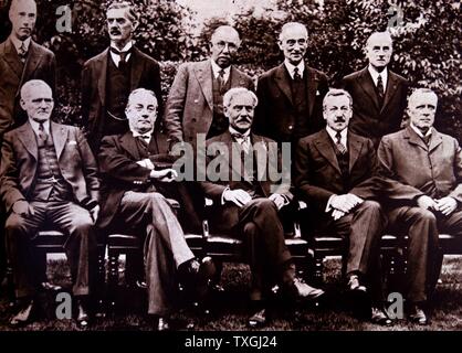 Ramsay MacDonald Nationalregierung in Großbritannien 1931.  sitzend von links nach rechts: Phillip Snowden, Stanley Baldwin, Ramsay MacDonald, Herrn Herbert Samuel, John Sankey; Stehend von links nach rechts: P. Cuncliffe-Lister, Neville Chamberlain, Thomas Reading, Samuel Hoare. Stockfoto