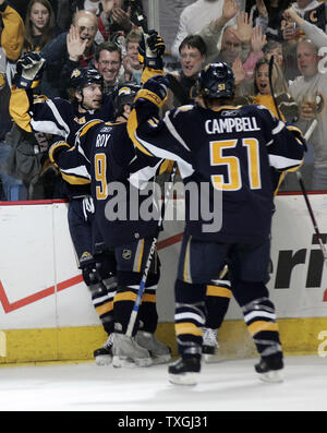 Die Buffalo Sabres feiern ein Tor durch linke Flügel Thomas Vanek in der dritten Periode von Spiel zwei der NHL Eastern Conference Halbfinale in der HSBC Arena in Buffalo, New York am 27. April 2007. Die Buffalo Sabres besiegten die New York Rangers 3-2 (UPI Foto/Jerome Davis) Stockfoto