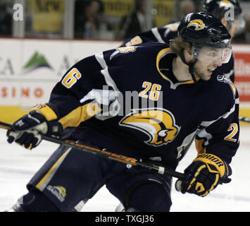Buffalo Sabres linken Flügel Thomas Vanek Schlittschuhe gegen die New York Rangers in der dritten Periode von Spiel zwei der NHL Eastern Conference Halbfinale in der HSBC Arena in Buffalo, New York am 27. April 2007. Die Buffalo Sabres besiegten die New York Rangers 3-2 (UPI Foto/Jerome Davis) Stockfoto