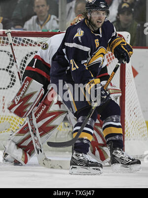 Buffalo Sabres linken Flügel Thomas Vanek (26) von Australien Bilder Ottawa Senators goalie Ray Emery (1) in der zweiten Periode von Spiel eins der NHL Eastern Conference Finals in der HSBC Arena in Buffalo, New York am 10. Mai 2007. Die Ottawa Senators gegen die Buffalo Sabres 5-2. (UPI Foto/Jerome Davis) Stockfoto
