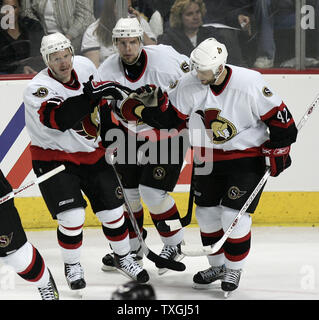 Ottawa Senators rechten Flügel Daniel Alfredsson (11) feiert mit Teamkollegen, Dany Heatley (C) und Tom Preissing (42) nach alfredson zählte die Senatoren erste Ziel gegen die Buffalo Sabres in der ersten Periode von Spiel zwei der NHL Eastern Conference Finals in der HSBC Arena in Buffalo, New York am 12. Mai 2007. (UPI Foto/Jerome Davis) Stockfoto