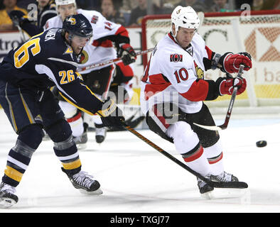 Ottawa Senators rechten Flügel Shean Donovan (10) klopft ein Pass für die Buffalo Sabres, die linken Flügel Thomas Vanek (26) In der dritten Periode gegen die Buffalo Sabres in der HSBC Arena in Buffalo, New York am 26. Dezember 2007. Die Ottawa Senators gegen die Buffalo Sabres 5-3. (UPI Foto/Jerome Davis) Stockfoto