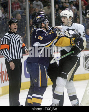 Buffalo Sabres center Derek Roy(9) und Pittsburgh Penguins Zentrum Maxime Talbot, druckvollem Spiel in der dritten Periode in der HSBC Arena in Buffalo, New York am 17. Februar 2008 beteiligt. Die Penguins besiegten die Sabre 4-1. (UPI Foto/Jerome Davis) Stockfoto