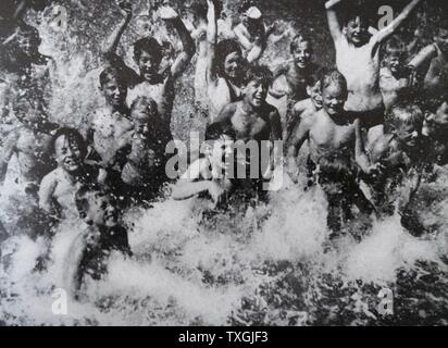 Fotografische print Schwimmer am Flatenbadet, einen Badestrand in Südost-Stockholm, am See Flaten. Vom 20. Jahrhundert Stockfoto