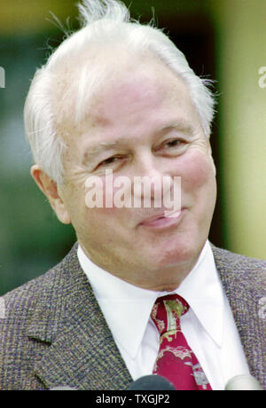 BRP 2000012503 - 25 Januar 2000 - BATON ROUGE, Louisiana, USA: Louisiana's ehemalige vier langfristige Gouverneur Edwin Edwards spricht mit den Medien am ersten Tag seines Bundes Korruption Trail, am 25. Januar. Edwards und sechs andere sind mit takelage die Lizenzierung eines riverboats der Mitgliedstaaten erhoben. rg/jt/James Terry UPI Stockfoto