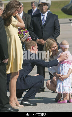 Auf der letzten Etappe ihrer Royal tour, Kate Uhren ihr Ehemann Prinz William komfort Krebs Patienten und Flower Girl Diamond Marshall während der Herzog und die Herzogin von Cambridge Ankunft durch militärische Hubschrauber für ihre Weißen hatting Zeremonie in Calgary, Alberta, 7. Juli 2011. UPI/Heinz Ruckemann Stockfoto