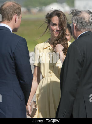 Auf der letzten Etappe ihrer Royal tour, Prinz William und Kate, der Herzog und die Herzogin von Cambridge, kommen durch militärische Hubschrauber für ihre Weißen hatting Zeremonie in Calgary, Alberta, 7. Juli 2011. UPI/Heinz Ruckemann Stockfoto