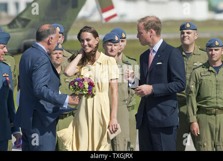 Auf der letzten Etappe ihrer Royal tour, Prinz William und Kate, der Herzog und die Herzogin von Cambridge, kommen durch militärische Hubschrauber für ihre Weißen hatting Zeremonie in Calgary, Alberta, 7. Juli 2011. UPI/Heinz Ruckemann Stockfoto