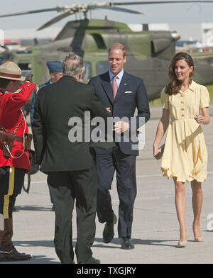 Auf der letzten Etappe ihrer Royal tour, Prinz William und Kate, der Herzog und die Herzogin von Cambridge, kommen durch militärische Hubschrauber für ihre Weißen hatting Zeremonie in Calgary, Alberta, 7. Juli 2011. UPI/Heinz Ruckemann Stockfoto