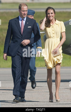 Auf der letzten Etappe ihrer Royal tour, Prinz William und Kate, der Herzog und die Herzogin von Cambridge, kommen durch militärische Hubschrauber für ihre Weißen hatting Zeremonie in Calgary, Alberta, 7. Juli 2011. UPI/Heinz Ruckemann Stockfoto