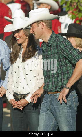 Auf der letzten Etappe ihrer Royal tour, Prinz William und Kate, der Herzog und die Herzogin von Cambridge, kommen für eine Calgary Stampede Vorschau während der Regierung von Kanada Empfang in Calgary, Alberta, 7. Juli 2011. UPI/Heinz Ruckemann Stockfoto